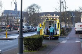 Fietsster gewond na botsing met bus van pakketbezorger in Haarlem