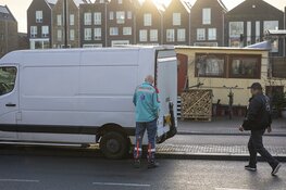 Fietsster gewond na botsing met bus van pakketbezorger in Haarlem