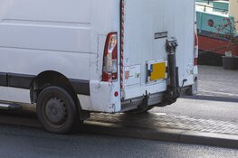 Fietsster gewond na botsing met bus van pakketbezorger in Haarlem