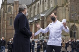 Kruis van koksbuizen vraagt aandacht voor gesloten horeca Haarlem