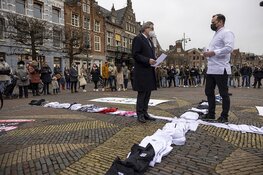 Kruis van koksbuizen vraagt aandacht voor gesloten horeca Haarlem