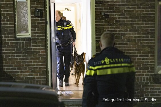 Politiehond zoekt in woning Emostraat Haarlem na verdachte situatie