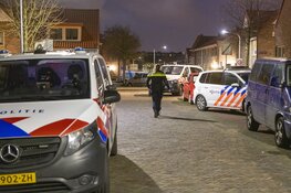 Politiehond zoekt in woning Emostraat Haarlem na verdachte situatie