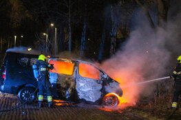 Bestelbus door brand verwoest in Haarlem