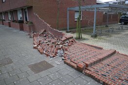 Muur omgewaaid op Geusevesperstraat in Haarlem