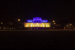 Provinciehuis in de kleuren van de vlag van Oekraïne