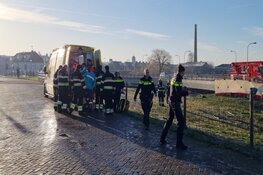 Auto te water in Halfweg, N200 dicht