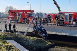 Auto te water in Halfweg, N200 dicht