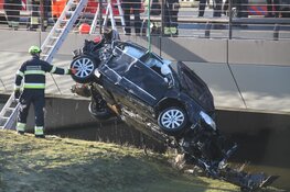 Auto te water in Halfweg, N200 dicht