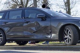 Politieauto onderweg naar ongeval botst tegen auto