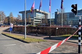 Auto beschadigd door explosie bij Van der Valk Haarlem