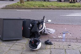 Maaltijdbezorger in botsing met auto op de Orionweg in Haarlem