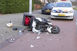 Maaltijdbezorger in botsing met auto op de Orionweg in Haarlem