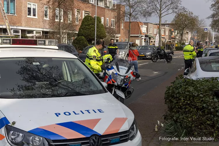 Motorrijder schrikt van uitparkerende auto en komt ten val
