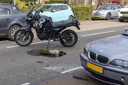 Motorrijder schrikt van uitparkerende auto en komt ten val
