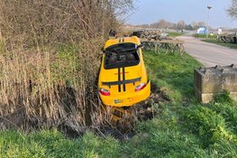 Porsche half de sloot in, in Haarlem