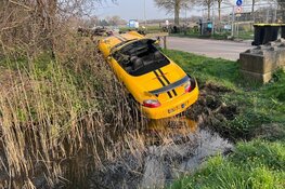 Porsche half de sloot in, in Haarlem