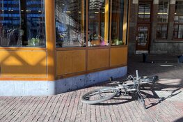 Fietser knalt op raam Starbucks Haarlem