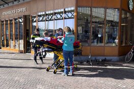 Fietser knalt op raam Starbucks Haarlem