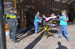 Fietser knalt op raam Starbucks Haarlem