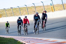 Recordaantal fietsers tijdens zonovergoten Omloop van Zandvoort