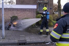 Bromscooter door brand verwoest aan Jan Prinslaan in Haarlem