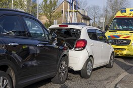 Veel schade bij kop-staart aanrijding op de Zijlweg in Haarlem