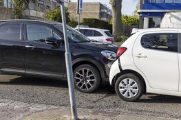 Veel schade bij kop-staart aanrijding op de Zijlweg in Haarlem