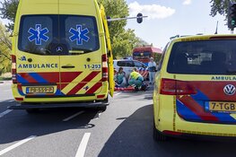 Fietsster gewond na aanrijding met auto, automobilist mee voor verklaring