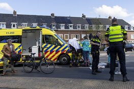 Fietsster gewond na aanrijding met auto, automobilist mee voor verklaring