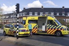 Fietsster gewond na aanrijding met auto, automobilist mee voor verklaring