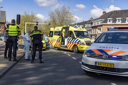 Fietsster gewond na aanrijding met auto, automobilist mee voor verklaring