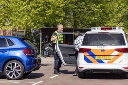 Fietsster gewond na aanrijding met auto, automobilist mee voor verklaring