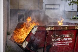 Veel rook en vlammen bij containerbrand in Haarlemse Waarderpolder