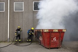 Veel rook en vlammen bij containerbrand in Haarlemse Waarderpolder