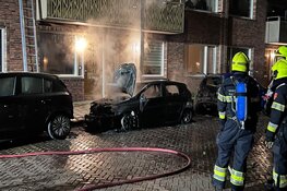 Auto in brand op Drilsmaplein in Haarlem