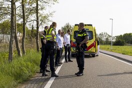 Fietser valt tegen busje op de Leidsevaartweg in Heemstede