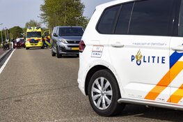 Fietser valt tegen busje op de Leidsevaartweg in Heemstede