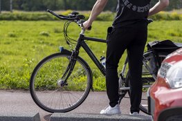 Fietser valt tegen busje op de Leidsevaartweg in Heemstede