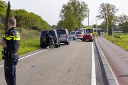 Fietser valt tegen busje op de Leidsevaartweg in Heemstede