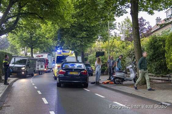 Scooterrijdster gewond na botsing met auto in Bloemendaal