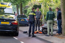 Scooterrijdster gewond na botsing met auto in Bloemendaal