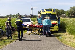 Traumahelikopter landt in weiland voor onwel geworden fietsster