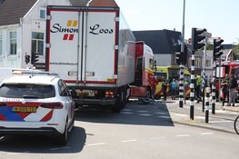 Fietsster gewond bij aanrijding met afslaande vrachtwagen in Haarlem