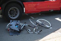 Fietsster gewond bij aanrijding met afslaande vrachtwagen in Haarlem