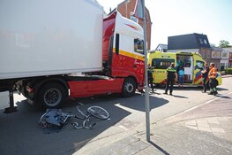 Fietsster gewond bij aanrijding met afslaande vrachtwagen in Haarlem
