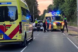 Scooter rijdt achterop auto in Bennebroek