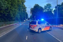 Scooter rijdt achterop auto in Bennebroek
