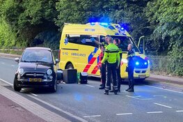 Scooter rijdt achterop auto in Bennebroek