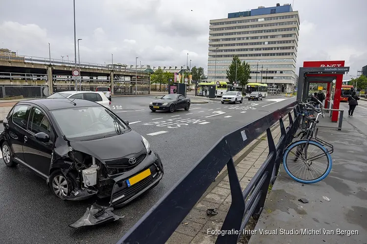 Veel schade bij eenzijdig ongeval Aziëweg in Haarlem